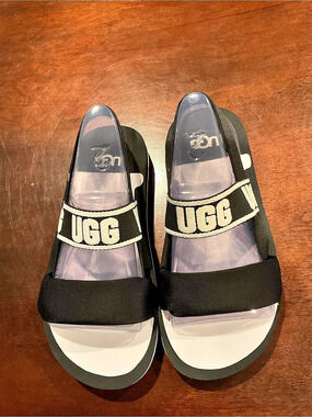 UGG Platform Logo Strap Sandals Black & White Like New Kids 2